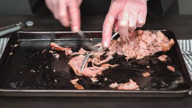 Adım adım. Domuz kızartma omuz ile iki çatal parçalama.