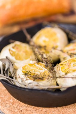 Fırında sarımsak tarifi dökme demir tavada baharatlarla yapılır..