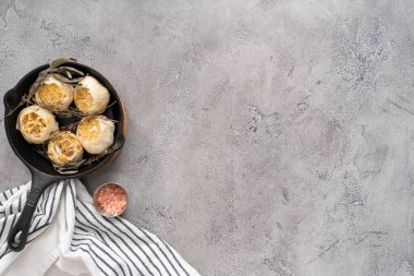 Fırında sarımsak tarifi dökme demir tavada baharatlarla yapılır..