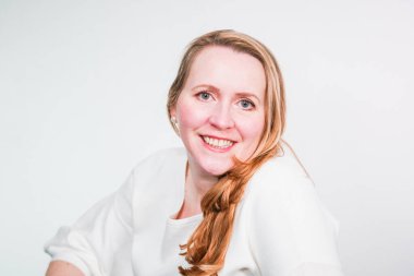 Gülümseyen orta yaşlı kadının stüdyo portresi.