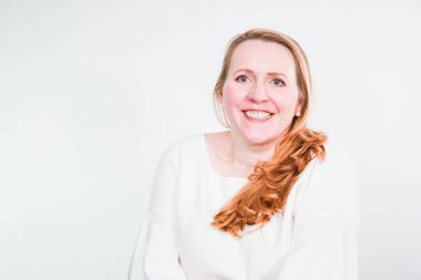 Gülümseyen orta yaşlı kadının stüdyo portresi.