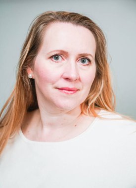 Orta yaşlı iş kadınının stüdyo portresi.