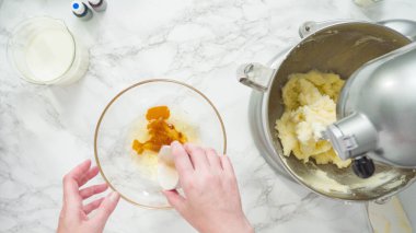 Adım adım. Düz yatıyordu. Üç katlı vanilyalı kek pişirmek için mutfak mikserinin malzemelerini karıştırıyorum..