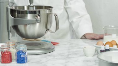 Adım adım. Üç katlı vanilyalı kek pişirmek için mutfak mikserinin malzemelerini karıştırıyorum..