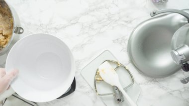 Adım adım. Düz yatıyordu. Şekerli kurabiye pişirmek için mutfak mikserinin malzemelerini karıştırıyorum..