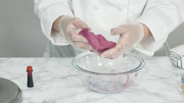 Adım adım. Kırmızı, beyaz ve mavi fırıldak şekerli kurabiyeler pişirmek için kurabiye hamuruna gıda boyası karıştırıyorum..