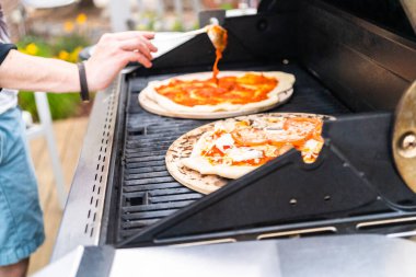 Bireysel ızgarada ızgara pizza hazırlıyorum..