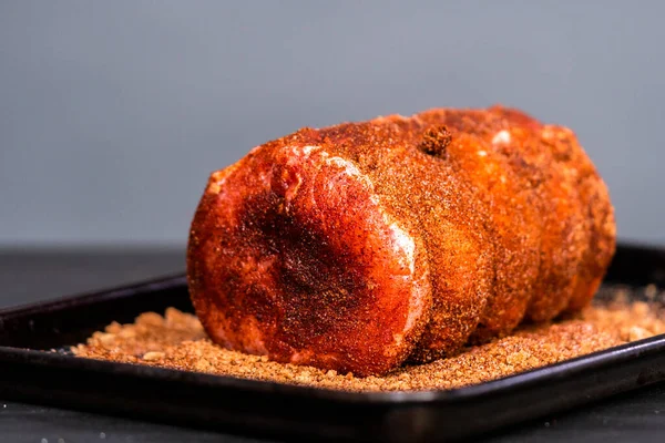 Schweinebraten Ohne Knochen Gewürzt Mit Gewürzen Auf Backblech — Stockfoto