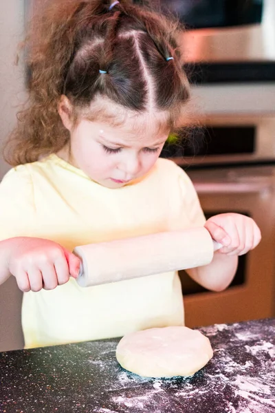 Dziewczynka Toczy Ciasteczko Ciastkiem Małym Wałkiem Blacie Kuchennym — Zdjęcie stockowe