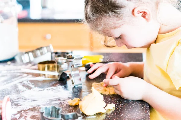 Menina Fazendo Biscoitos Açúcar Cozinha — Fotografia de Stock