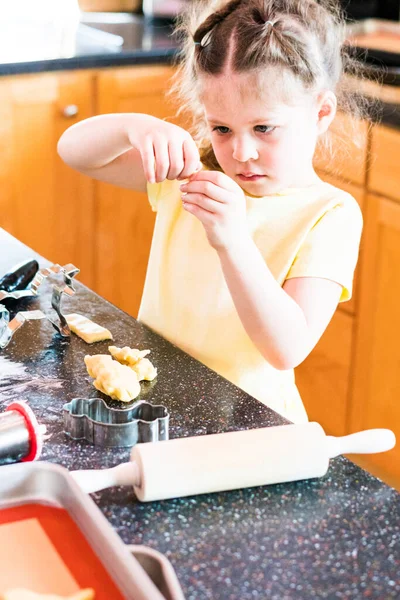 台所で砂糖クッキーを焼く女の子 — ストック写真