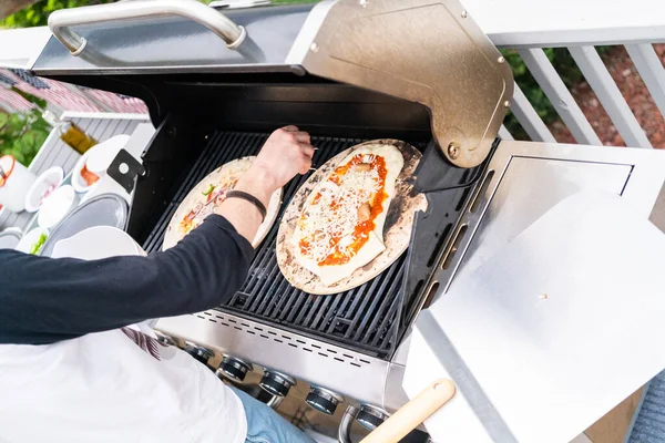 Bireysel Izgarada Izgara Pizza Hazırlıyorum — Stok fotoğraf