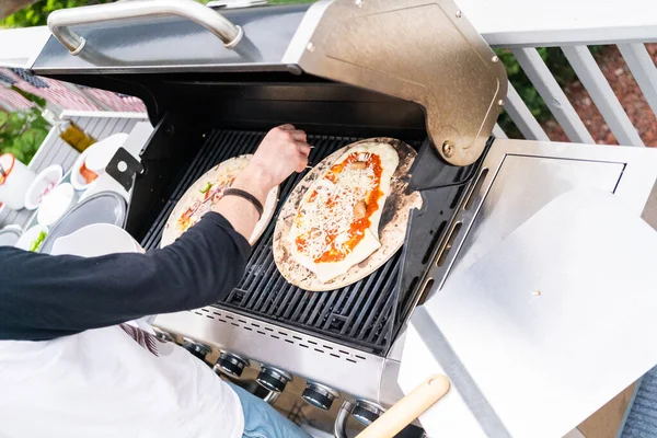 Příprava Jednotlivých Grilovaných Pizz Venkovním Plynovém Grilu — Stock fotografie