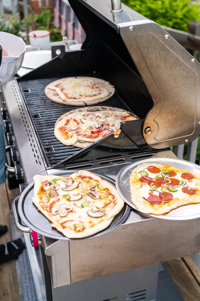 Подготовка Индивидуальных Пицц Открытом Газовом Гриле — стоковое фото