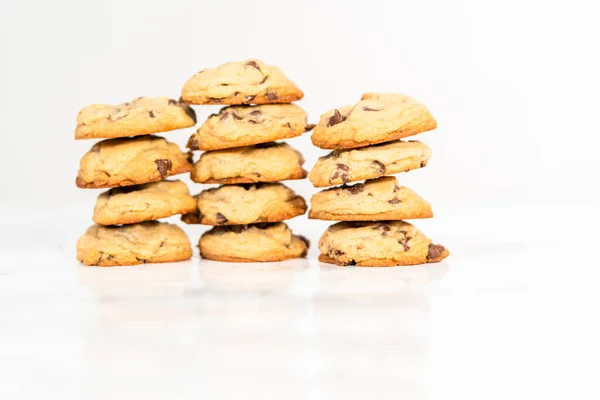 自家製ソフトチョコレートチップクッキーのスタック — ストック写真