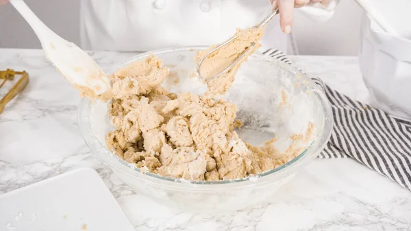 Passo Passo Misturando Ingredientes Uma Tigela Vidro Para Fazer Biscoitos — Fotografia de Stock