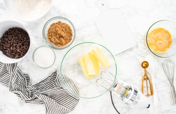 Mezclar Los Ingredientes Tazón Vidrio Para Hornear Galletas Chispas Chocolate — Foto de Stock