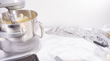 Adım adım. Muz ekmeği pişirmek için malzemeleri metal karıştırma kabına karıştırıyorum..