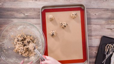 Düz yatıyordu. Adım adım. Kurabiye hamurunu hamur kepçesiyle fırçalamak..