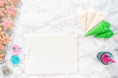 Düz yatıyordu. Noel şekerli kurabiyeleri süslemek kraliyet kreması ve şekerlerle.