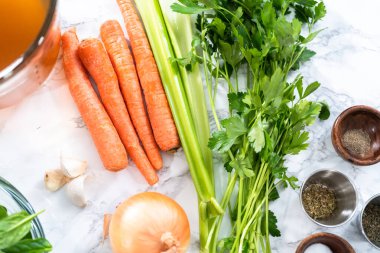 Vejetaryen fasulye çorbası yapmak için gerekli malzemeler..