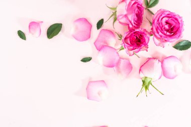 Düz yatıyordu. Pembe güller ve pembe arka planda gül yaprakları.