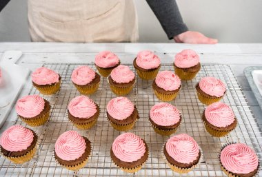 Ahududu krem peynirli kremalı çikolatalı kekler..