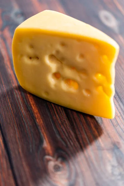 Großer Keil Aus Halbweichem Schweizer Käse Auf Dunklem Holzgrund — Stockfoto