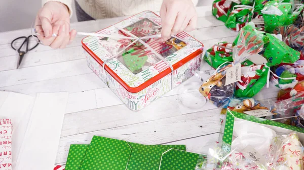 Adım Adım Yapımı Şekerleme Kurabiyeleri Noel Hediyesi Kutusuna Koymak — Stok fotoğraf