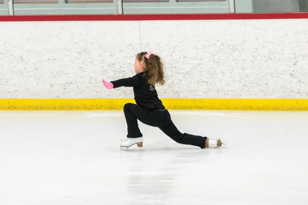 Niña Practicando Movimientos Patinaje Artístico Pista Hielo Interior —  Fotos de Stock