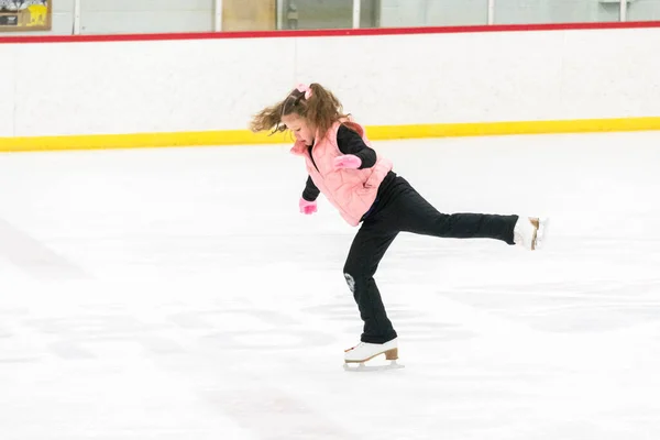 Kleines Mädchen Übt Eiskunstlauf Auf Der Eishalle — Stockfoto