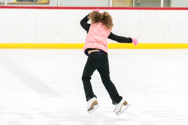 Kleines Mädchen Übt Eiskunstlauf Auf Der Eishalle — Stockfoto