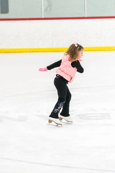 Ragazzina Pratica Pattinaggio Artistico Muove Sulla Pista Pattinaggio Coperta — Foto Stock