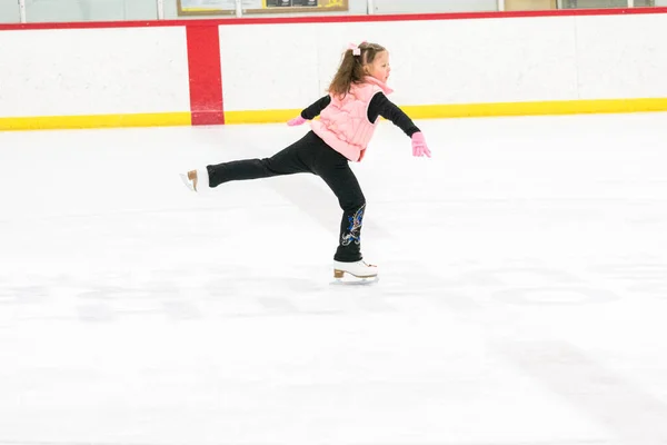 Ragazzina Pratica Pattinaggio Artistico Muove Sulla Pista Pattinaggio Coperta — Foto Stock