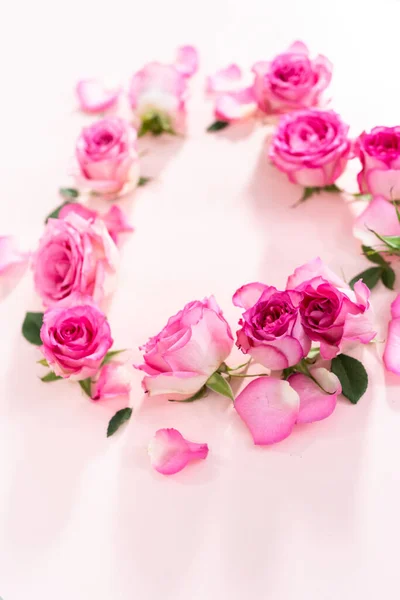 Kształt Serca Wykonany Róż Płatków Róż Różowym Tle — Zdjęcie stockowe