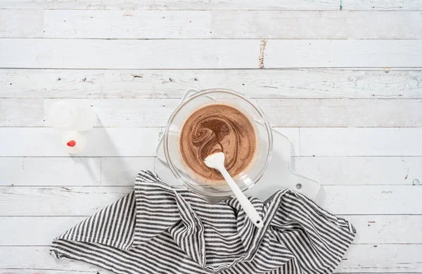 Flach Lag Hausgemachte Schokoladenganache Für Schokolade Himbeer Cupcakes Zubereiten — Stockfoto