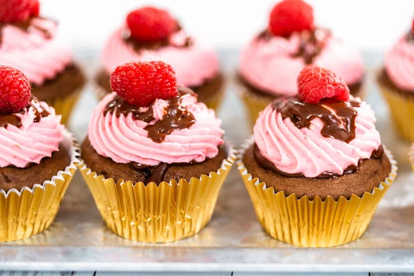 Gourmet Chocolade Frambozen Cupcakes Besprenkeld Met Chocolade Ganache Bedekt Met — Stockfoto