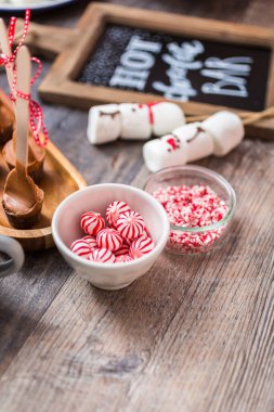 Topppings çeşitli sıcak çikolata İstasyonu.