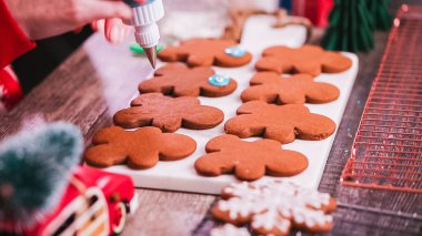 Adım adım. Kraliyet buzlanma ile Gingerbread çerezleri dekorasyon.