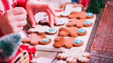 Adım adım. Kraliyet buzlanma ile Gingerbread çerezleri dekorasyon.