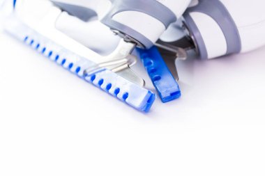 Görünümü kapatın. Beyaz bir arka plan üzerinde yeni beyaz artistik paten.