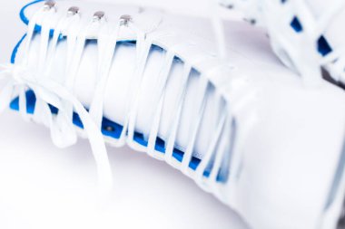 Görünümü kapatın. Beyaz bir arka plan üzerinde yeni beyaz artistik paten.