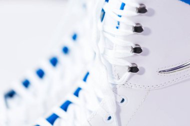 Görünümü kapatın. Beyaz bir arka plan üzerinde yeni beyaz artistik paten.