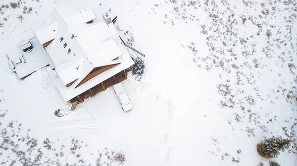 冬天被雪覆盖的山屋鸟图 — 图库照片