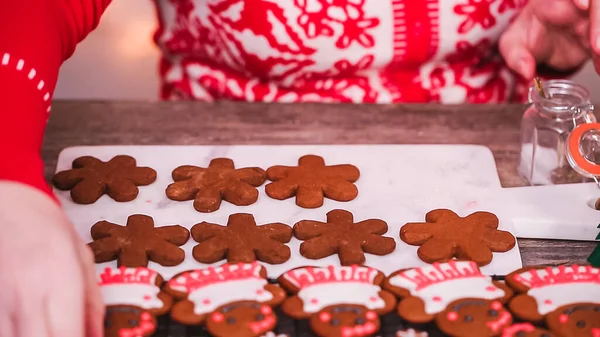 Stap Voor Stap Gingerbread Koekjes Met Royal Icing Versieren — Stockfoto