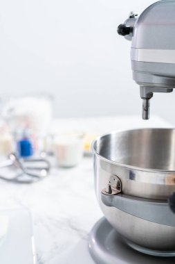 Vanilyalı pasta süslemek için krema yapıyorum..