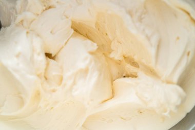 Vanilyalı pasta süslemek için krema yapıyorum..