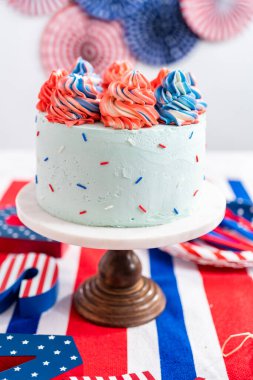 4 Temmuz kutlamaları için kırmızı, beyaz ve mavi vanilyalı pasta..
