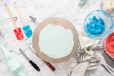 Düz yatıyordu. 4 Temmuz kutlamaları için tereyağlı vanilyalı pasta..