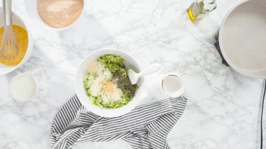 Düz yatıyordu. Adım adım. Kabak keki yapmak için karışımı karıştırıyorum..